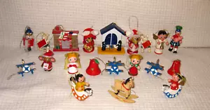 ORNAMENTE, 20 SM HOLZ HANDBEMALT VINTAGE, MANN IM KILT TRAGENDES SCHWEIN, GLOCKEN USW. - Bild 1 von 9