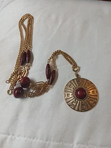 "Collar Colgante Sarah Coventry 29"" Chapado en Oro Medallón Rojo Lucita SAFARI" De Colección  - Imagen 1 de 5