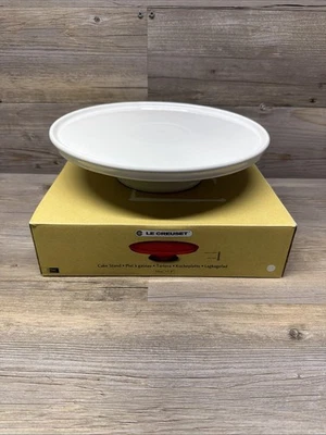 Suporte para bolo Le Creuset branco 11,8” novo caixa aberta - Imagem 1 de 4