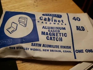 Puerta de herrajes de gabinete Stanley vintage captura magnética 40 ALD. New Britain, CT.  - Imagen 1 de 8