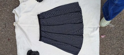 Falda acampanada a lunares blanca y negra Roz & Ali 2x para mujer Foto 1 de 4