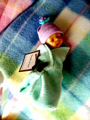 ASHTON DRAKE/SHERRY RAWN 4 英寸树脂捆绑包婴儿娃娃 — 第 1/4 张图片