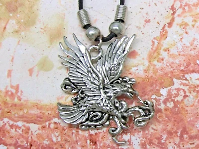 Aquila Con Serpente Ciondolo Collana Metallo Color Argento Uccello - Immagine 1 di 2