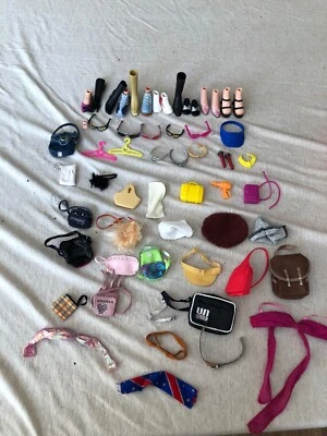 Barbie Doll Accessories Lot Of 58 Boots, Tiaras, Mics, Glasses, Belts Bags Foto 1 de 4
