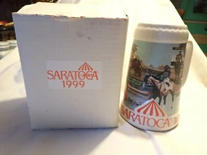Tazza Vintage 1999 NYRA Saratoga Springs N.Y. Edizione Limitata Horse Racing Stein - Foto 1 di 10