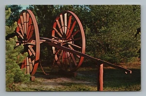 Paul Bunyan Logging Wheels Hartwick Pines Grayling Michigan cartolina d'epoca - Foto 1 di 2