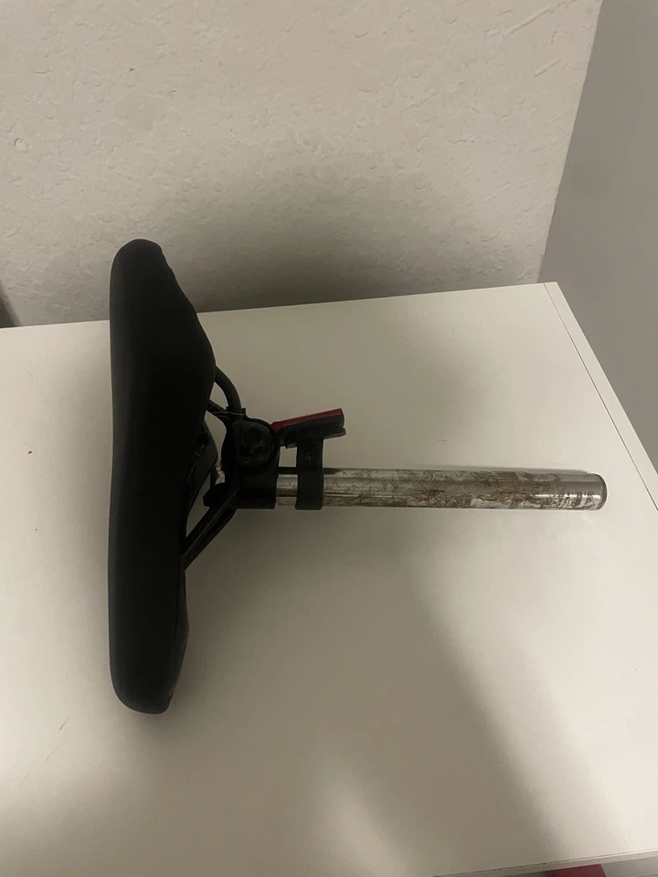 Asiento de bicicleta BlackBurn. Fue usado y el metal está oxidado. Foto 1 de 4