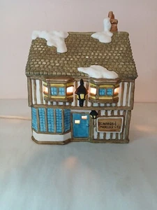 Casa de pueblo de Navidad iluminada de colección de Dickensville Scrooge & Marley - Imagen 1 de 15