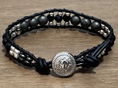 Pulsera de cuero negra y plateada de materiales mixtos para hombre botón de león ónix estaño Foto 1 de 4