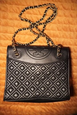 Bolsa de ombro Tory Burch preta macia fleming média conversível ou tiracolo - Imagem 1 de 4
