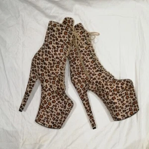 Polesque Faux Suede 8" Heel Pole Dance Boots Round Toe In Leopard Print BNIB - Picture 1 of 14