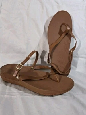 Sandalias Fitflop de cuero tostado con correa trasera plateadas con hebilla lateral tachuelas para mujer talla 11 Foto 1 de 4