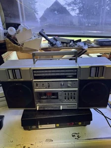 Radio Cassette Boombox Radio AM/FM Sanyo M9825 Radio Funciona Cinta No - Imagen 1 de 13