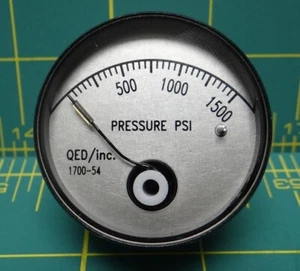 1 1/2" QED Pressure Gauge 0-1500 PSI 1/8" NPT Conn 1700-54, NSN 6685-01-172-5334 - Bild 1 von 4