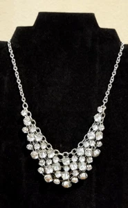 ** American Eagle Outfitters silberfarbene Strass baumelt Netz Halskette ** - Bild 1 von 6