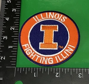 Illinois ☝️ NCAA Iron On Patch Fighting Illini 🏈 🏀 Raro - Imagen 1 de 3