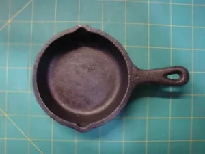 VALOR 3 1/4'' MINIATURE CAST IRON SKILLET-ASHTRAY-OR SPOON REST NEW NEVER USED - Picture 1 of 2