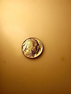 Búfalo 1935, moneda de gran calidad rara (níquel, se convierte en oro de color plata). Foto 1 de 4