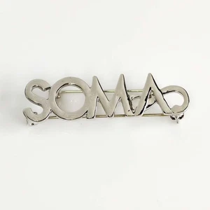 Nuevo Chicos Letra "SOMA" Pequeño Broche Prendedor Regalo Elegante Mujeres Fiesta Vacaciones Joyería - Imagen 1 de 5