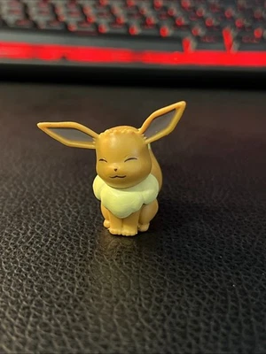 Minifigura de juguete Eevee Pokemon 2018 WCT Nintendo sentada sonriente 1,5" coleccionable Foto 1 de 4