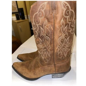Ariat Heritage Cowboy Western Boots Distressed Leather Embroidery Design Sz 9.5 - Picture 1 of 11