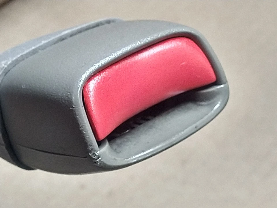 Chevrolet Suburban 2002 cinturón de seguridad del pasajero delantero hebilla código de color 922, gris Foto 1 de 4