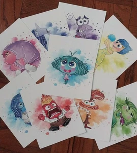 Lotto 9 Cartoncini NUOVI Disney Pixar Inside Out - Stampe Emozioni 8"x10" - Foto 1 di 6
