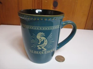 Albuquerque fast neuwertig Kokopelli 14 Unzen grün schwarz in Steinzeug Souvenir Becher Perlen - Bild 1 von 4