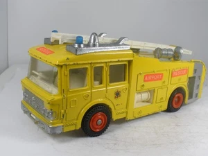 England Dinky Toys #263 E.R.F. Airport Rescue Tender SUPERB CONDITION. - Picture 1 of 13