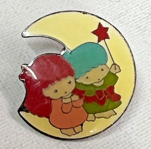 LITTLE TWIN STARS KIKI & LALA ON A MOON VINTAGE RARE PIN BADGE - Picture 1 of 3