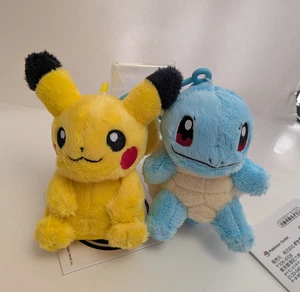 Offiziell lizenziertes Pokemon Center Pikachu & Squirtle Plüsch Maskottchen Karabiner Schlüsselanhänger - Bild 1 von 15
