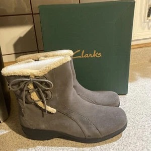 Clarks Madi Bendables Gray Suede Bow Ankle Boots 9.5 M New - Picture 1 of 5
