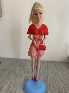 Barbie bambola 2009 articolata leva sulla schiena muove braccia abito ciliegia scarpe rosse - Foto 1 di 4