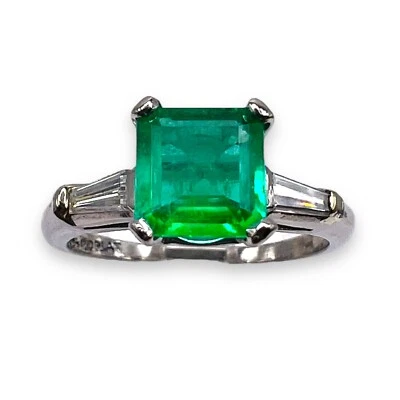 Anillo vintage de platino con diamantes esmeralda verde Foto 1 de 4