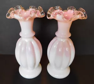 Par de jarrones acanalados de melón de vidrio Fenton y cresta plateada de 9 1/4" de colección - Imagen 1 de 5