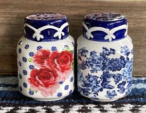 ✅NUEVO Caja Abierta Pioneer Mujer FRONTIER ROSE Salero y Pimentero Azul Rojo Floral - Imagen 1 de 12
