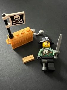 Lego Pirat mit Schwert, Schatztruhe, Totenkopfflagge, Goldbarren, Handkette - Bild 1 von 1