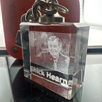 КРИСТАЛЛ ВПЕЧАТЛЕНИЯ CHICK HEARN LOS ANGELES LAKERS ДИКТОР БРЕЛОК ПОЧТИ КАК НОВЫЙ - Изображение 1 из 2