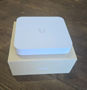 Ubiquiti UniFi UCG-Max Cloud Gateway Max 5 x 2,5GbE 500GB NVME SSD - Bild 1 von 6