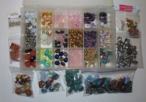 Konvolut verschiedene Perlen, Stein, Kunststoff, Fundstücke zur Schmuckherstellung - Bild 1 von 7