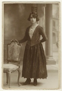 PORTRAIT OF A PRETTY YOUNG WOMAN IN BARCELONA, SPAIN - Picture 1 of 3