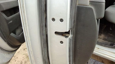 Левая защелка для задней двери 2014–2019 Silverado 1500 с оригинальными стержнями/кабелями сзади - Изображение 1 из 4