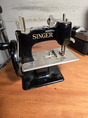 Máquina de coser Mini Singer vintage negra Foto 1 de 4