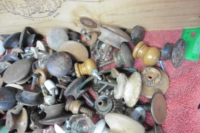 Lote de perillas de puerta tiradores cajones de gabinete vidrio madera latón etc. Foto 1 de 4