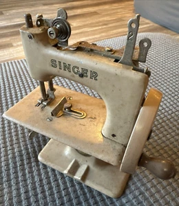 Miniature Singer Sewing Machine-Made In Great Britain  - Picture 1 of 8