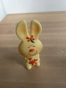 Bambola giocattolo vintage metà secolo coniglietto coniglio cigolante gomma giallo Pasqua - Foto 1 di 10