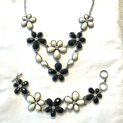 Collar Margarita Premiere Designs con Pulsera Blanco y Negro Foto 1 de 4