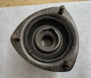 TRIUMPH 138876 SH STAG MK I, STAG MK II, 2000 & 2500 RANGE STRUT TOP MOUNTING - Picture 1 of 5