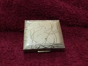 Goldfarbene Pillenbox im Taschenformat. Snap Shut Deckel schöne Dekoration 7x6x1,5 cm - Bild 1 von 7