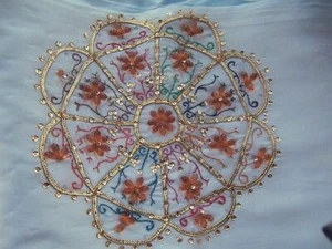 5.75y VINTAGE WHITE SYNTHETIC DUPPIONI FABRIC EMBROIDERED MEDALLION SOME SPOTS - Picture 1 of 1